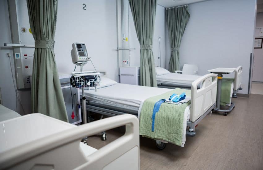 Hospital Overflow Patient Room Setup With Multiple Beds And Privacy Curtains At Gumbo Medical, Supporting Flexible And Efficient Patient Care.